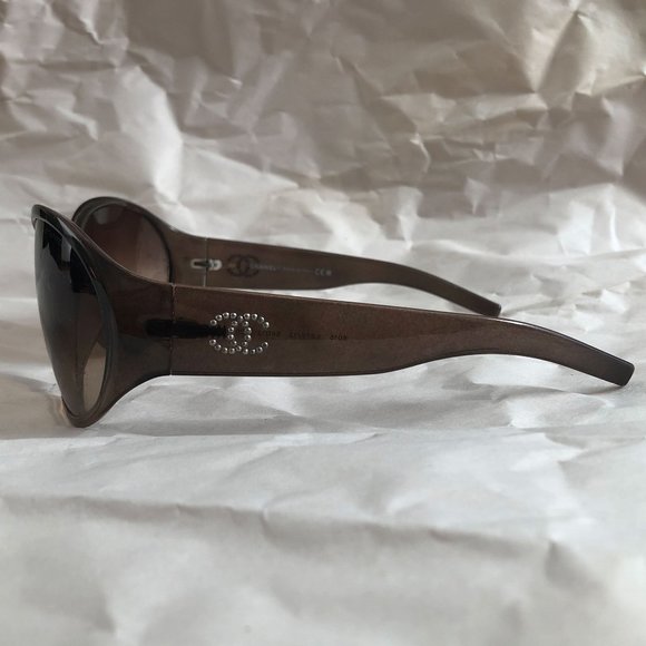 CHANEL brown wraparound sunglasses with hardshell carrying case - Picture 5 of 17